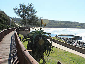 The boardwalk at Gonubie, the tidal pool and the main beach beyond.  Find Gonubie accommodation on our Gonubie accommodation page.