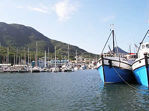 Hout Bay harbour serves both commercial fishing and leisure vessels and a number of well-known fish restaurants have sprung up to take advantage of this.  Find Hout Bay Cape Town accommodation on our Hout Bay Cape Town accommodation page.