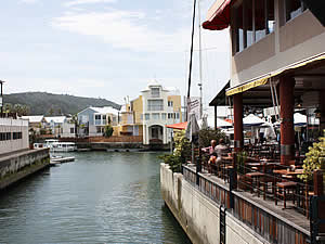 A cheerful and relaxed waterside lifestyle prevails in Knysna with many shopping outlets and a variety of places to eat.  Find Knysna accommodation on our Knysna accommodation page.