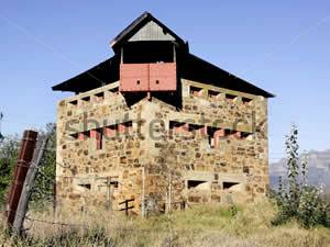 A 3-storey blockhouse built by the British at neighbouring Wellington during the Anglo-Boer War of 1899 to 1902.  Built to guard the railway bridge over the river North of town as part of the protection of lines of communication it never saw action.  Find Paarl accommodation on our Paarl accommodation page.