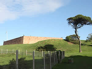 Port Elizabeth is the centre of British history in South Africa.  Fort Frederick, shown here, was built in 1799 to prevent the French from watering their ships at the fresh water lagoon at mouth of the Baakens River the foot of the hill.  The arrival here in 1820 of the British Settlers saw the beginnings of the city.  Find Port Elizabeth accommodation on our Port Elizabeth accommodation page.
