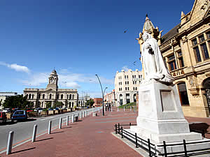 Port Elizabeth has some very fine architecture from Regency times on.  In Market Square the city hall can be seen on the left, the art-deco Pleinhuis in the centre and the Victorian library on the right with, appropriately enough, a statue of Queen Victoria outside.  Find Port Elizabeth accommodation on our Port Elizabeth accommodation page.