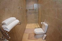 bathroom_of_standard_room_at_swanlake_accommodation.jpg